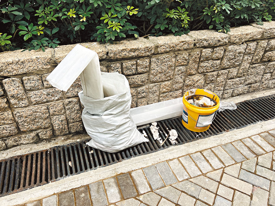 ●建築廢料堆積行人路上超過一周。