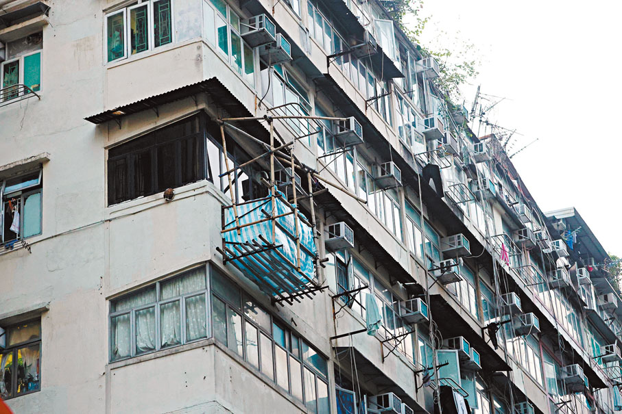 ●審計報告揭示，屋宇署有逾2.6萬份強制驗窗的法定通知未獲遵從，當中約1.1萬份由限期起計超過3年至最多11.6年仍未有遵辦。圖為鬧市中的舊式樓宇。 香港文匯報記者曾興偉  攝