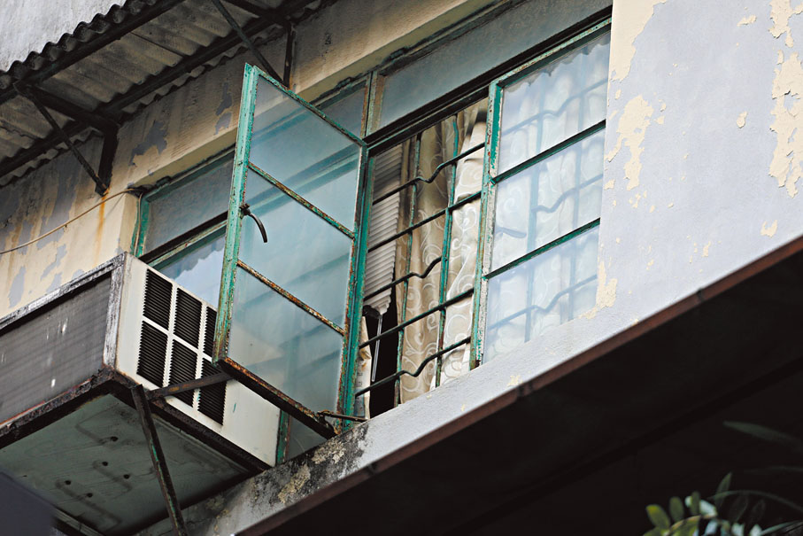 ●圖為舊式樓宇的窗戶。香港文匯報記者曾興偉  攝