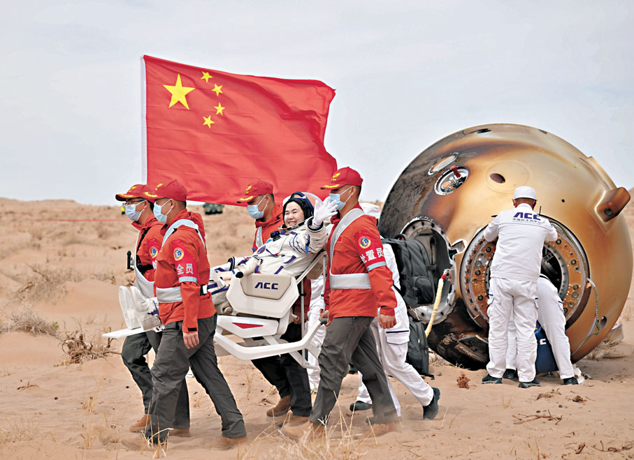 ●4月30日，神舟十九號航天員安全順利出艙。 新華社