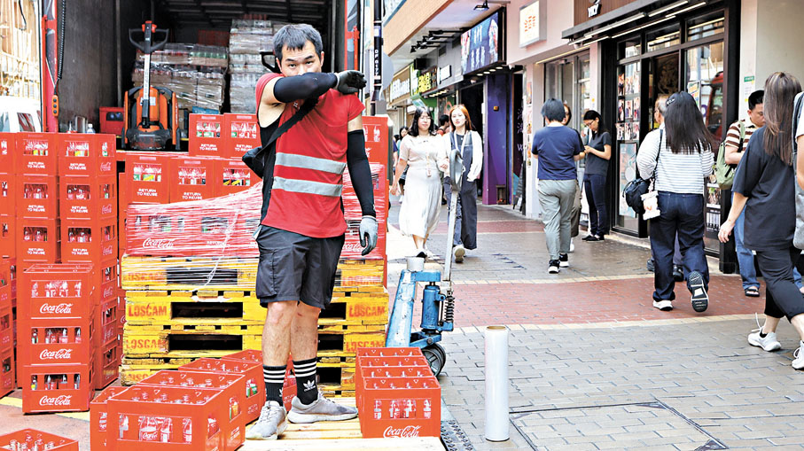 ●緩一緩，再搬貨。 香港文匯報記者黃艾力  攝