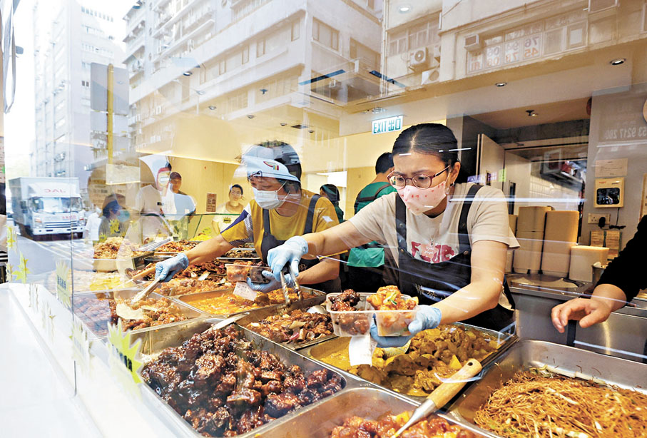 ● 停車場管理﹑「夾餸專員」﹑清潔工無不忙個不停。 香港文匯報記者郭木又  攝