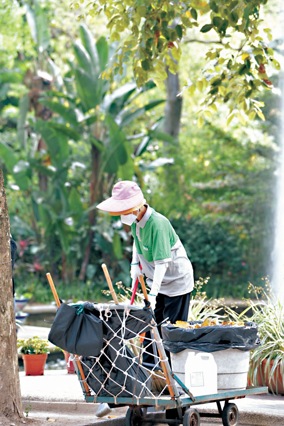 ●社區整潔有賴工人維繫。 香港文匯報記者孫嘉蔚  攝