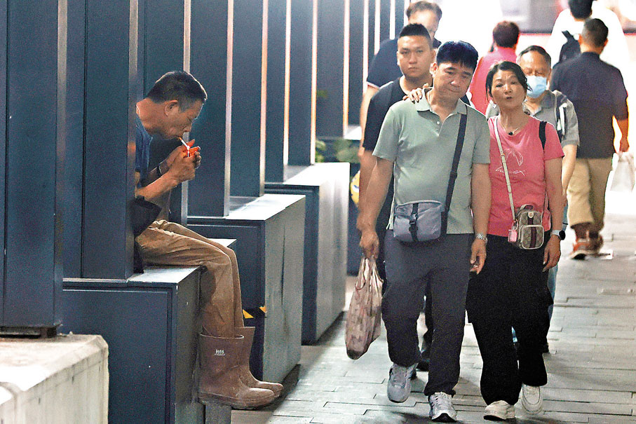 ●忙裏偷閒抽支煙。 香港文匯報記者萬霜靈  攝