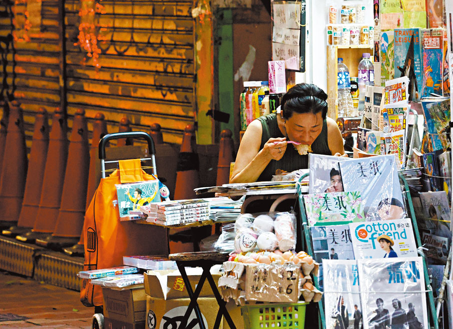 ● 報販吃晚餐「鬆一鬆」。 香港文匯報記者曾興偉  攝