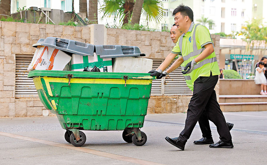 ●工人日曬下忙於清理社區內各類垃圾。香港文匯報記者郭木又  攝