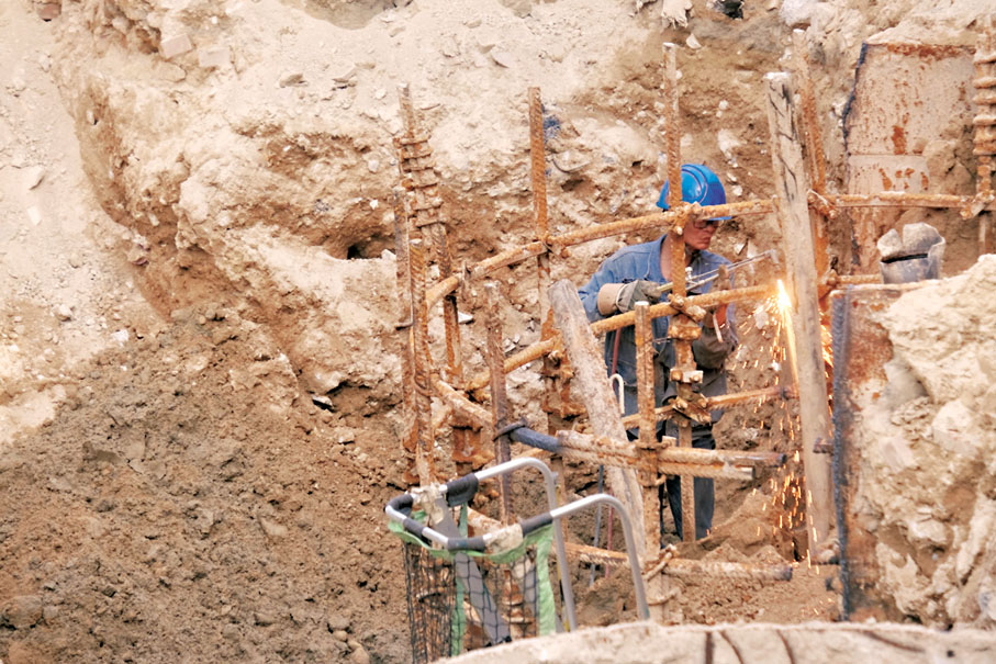 ●地盤工人專注焊接工作。香港文匯報記者涂穴 攝