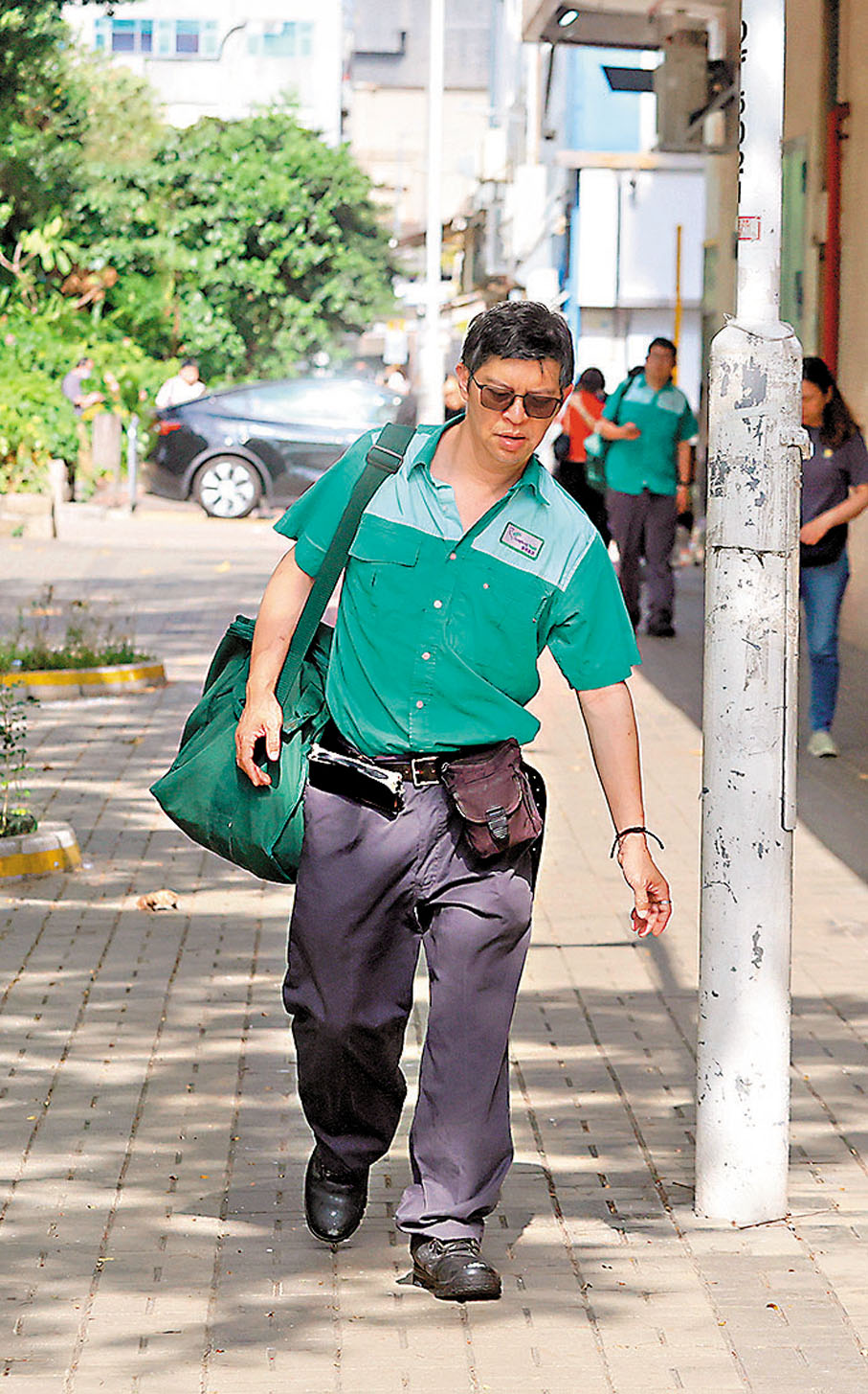 ●郵差快步穿梭街頭。香港文匯報記者郭木又  攝