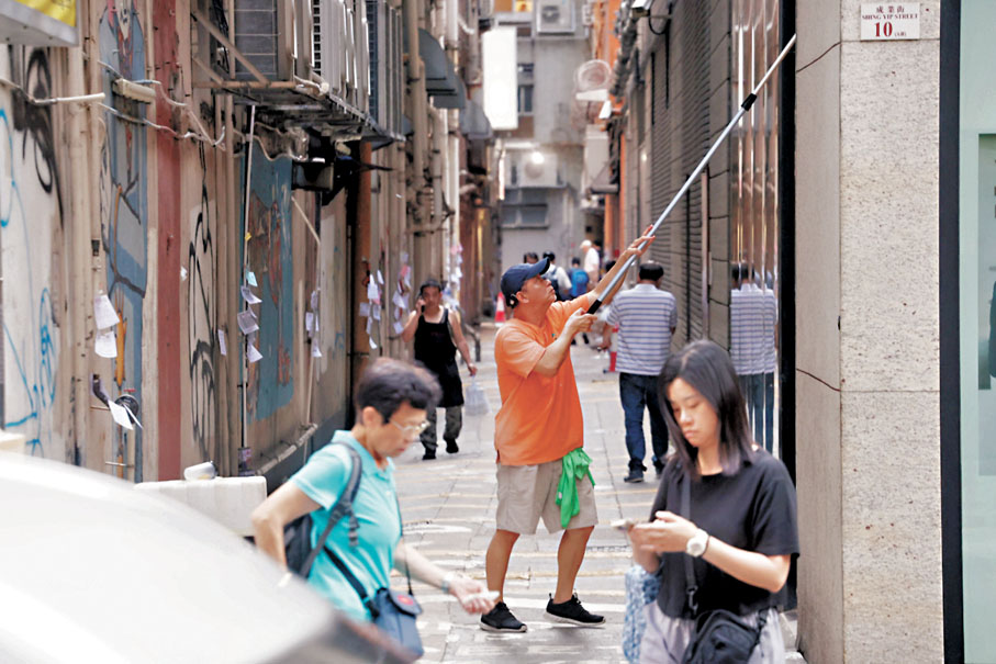 ●商場外表光鮮，全靠有人「定期擦亮」。香港文匯報記者郭木又  攝