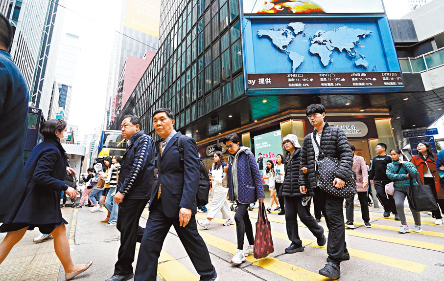 ●陳茂波表示，財政預算案提出的措施取得階段性進展。圖為市民穿梭中環鬧市。 資料圖片