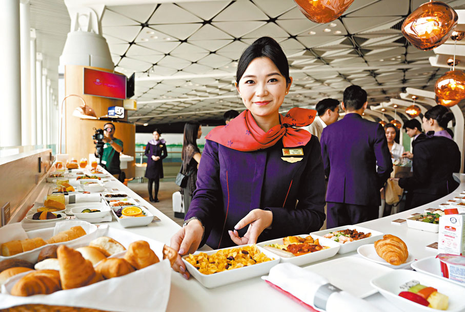 ●港航由本月初起，全航線的商務艙及經濟艙均提供「香港風味」與目的地特色餐飲服務。大公文匯全媒體記者何嘉駿  攝