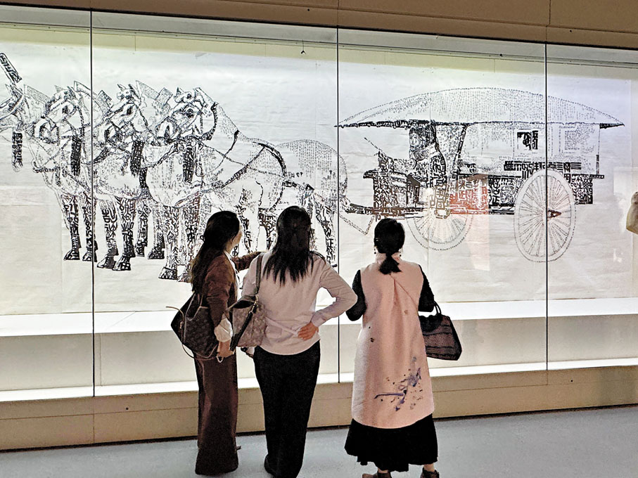 ●觀眾在觀看「甲骨溯源·國風雅韻」展覽。