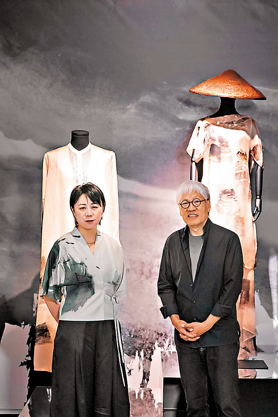 ●香港藝術家馮永基（右）與內地藝術家邢莉莉（左）。