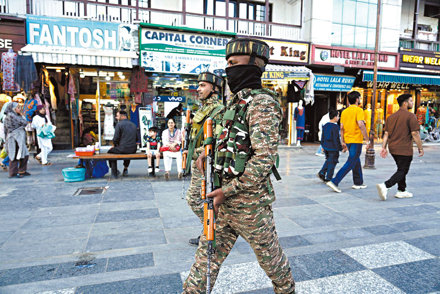 ●印度士兵在印控克什米爾地區斯利那加巡邏。 美聯社