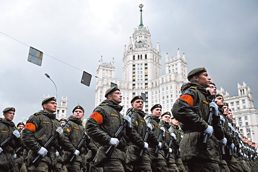 ●士兵在勝利日閱兵綵排中列隊。 新華社