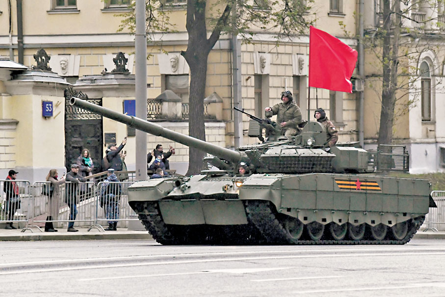 ●坦克沿街道行駛。  新華社