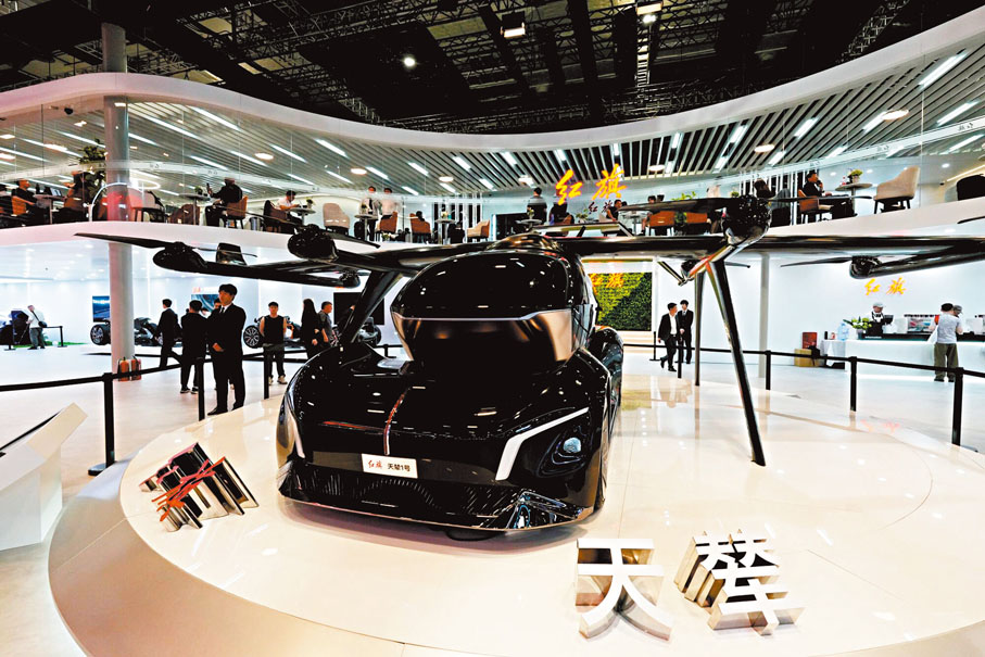 ●高技術製造業持續向好。圖為上海車展展出的國產汽車。 資料圖片