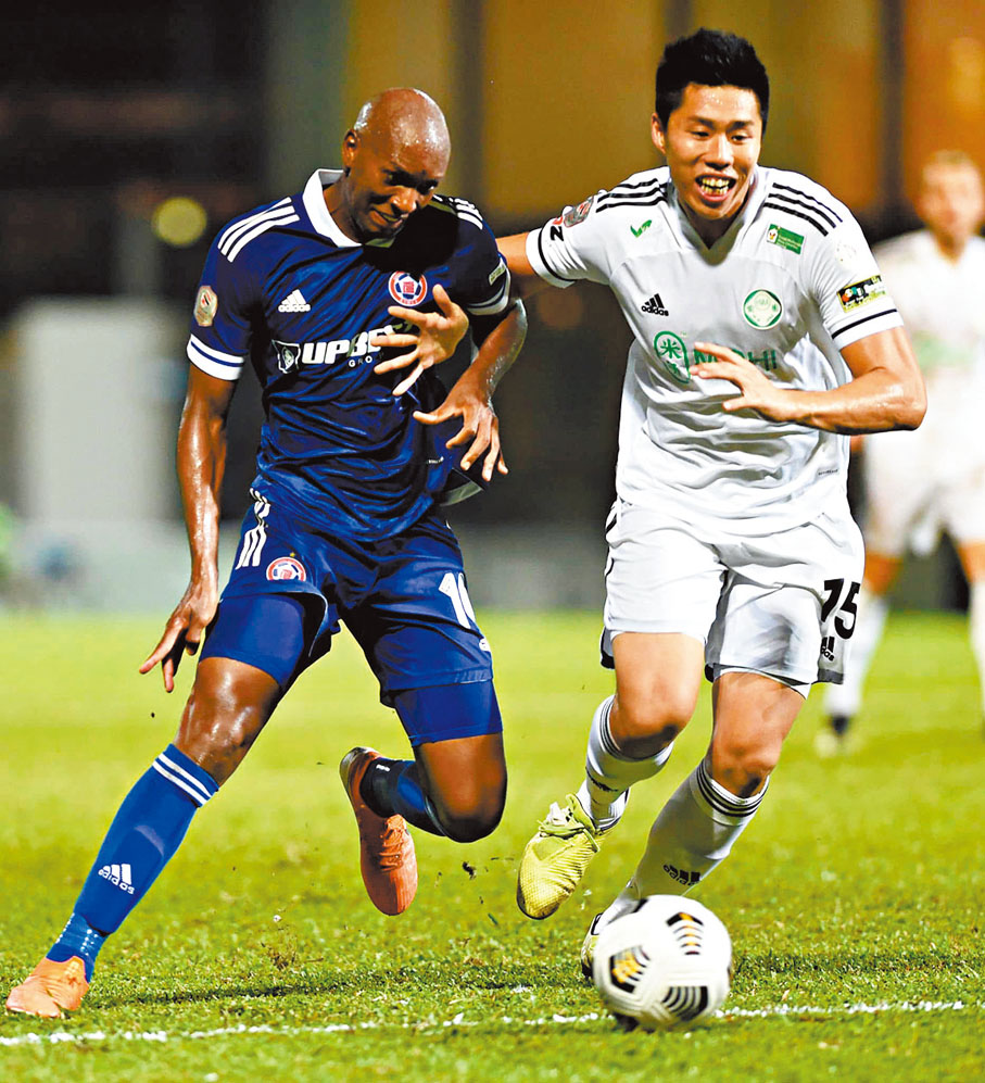 ●黃浩然（右）隨愉園升上港超聯，但之後經歷欠薪和球隊自降等不愉快事件。  資料圖片