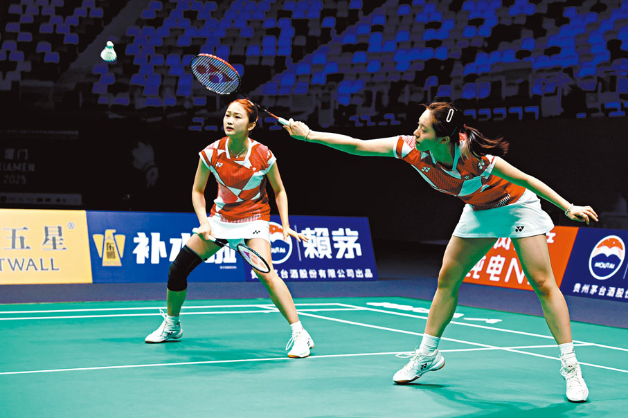 ●港羽組合呂樂樂和曾曉昕（右）在女雙比賽中。  新華社
