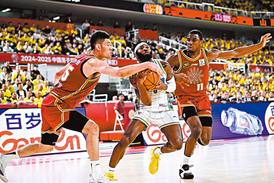 ●北京隊球員傑曼（白衫）帶球突破。中新社