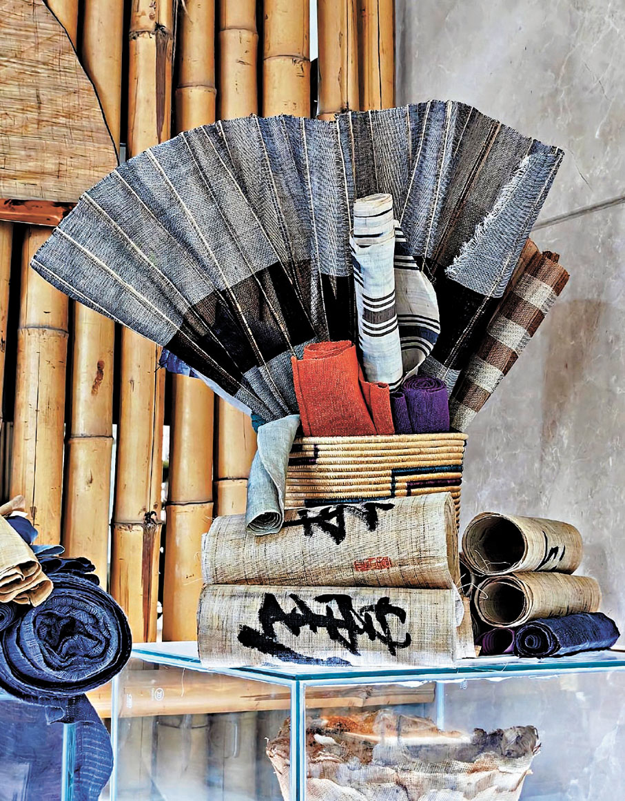 ●夏布是重慶的非物質文化遺產，以夏布製作的布藝產品廣受遊客歡迎。香港文匯報記者孟冰  攝