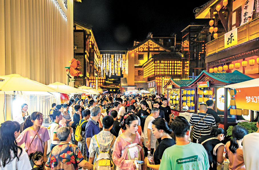 ●重慶榮昌迎來大量短途遊客，圖為黃金周首日傍晚的夏布小鎮景區。香港文匯報重慶傳真