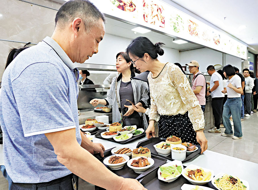 ●5月1日，重慶市榮昌區政府機關食堂正式面向遊客開放，首餐吸引超三千名遊客前來品嘗體驗。 中新社