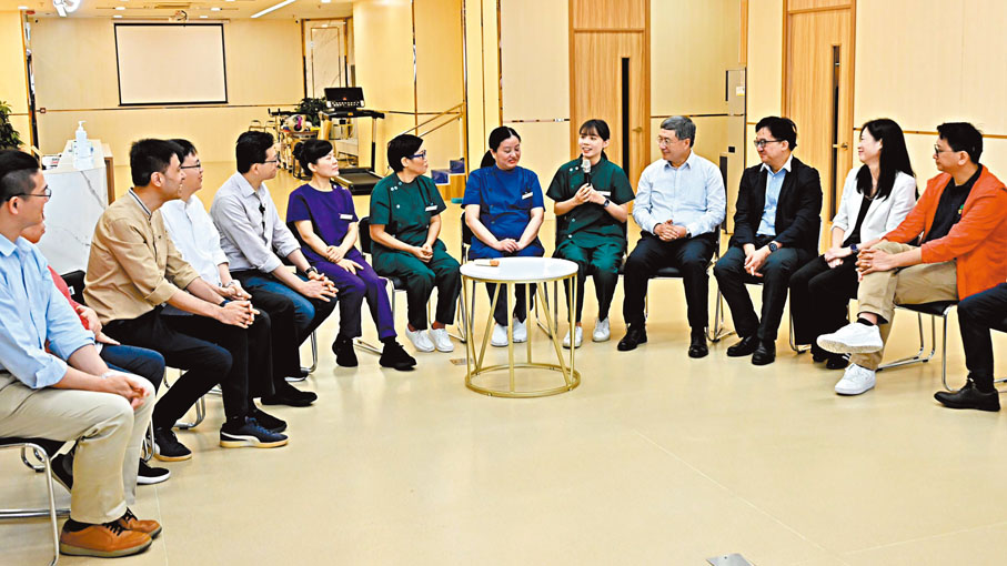 ●卓永興（右四）到將軍澳一間安老院舍探訪前線員工，並聆聽多名員工的工作分享和心聲。 卓永興Fb圖片