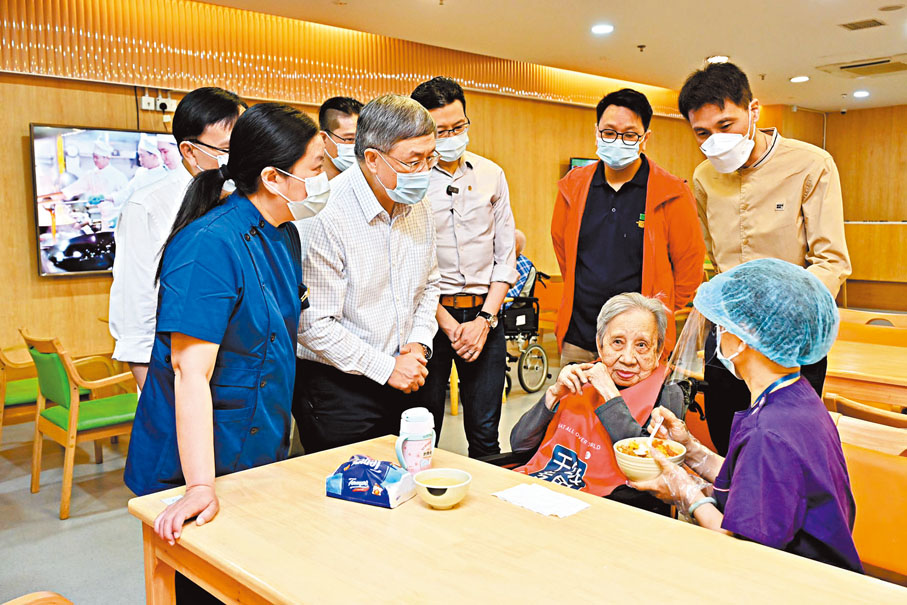 ●卓永興到用膳區觀察護理員工給院友餵飯的情況。 卓永興Fb圖片