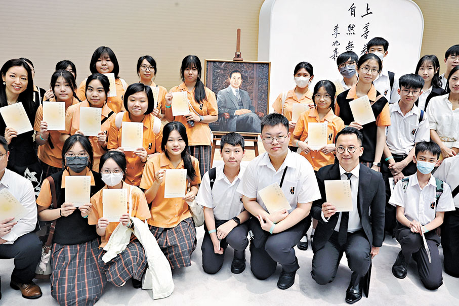 ●李兆基書院師生。