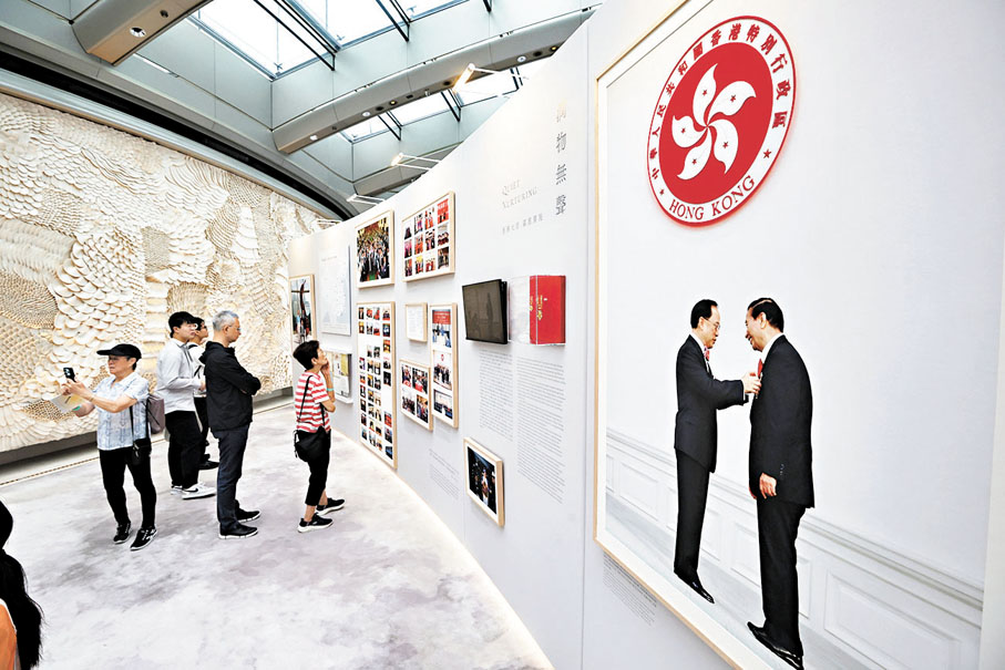 ●展覽展出多件李兆基私人珍藏與其「高光時刻」的照片。