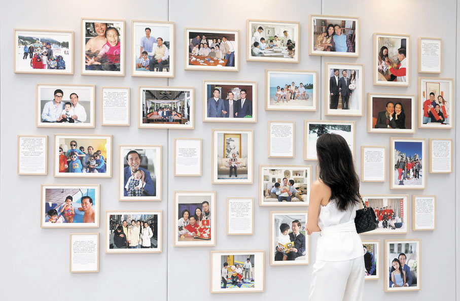 ●「福澤延綿」的展板中，展示李兆基和孫輩在一起的照片，與子孫們的分享感言。