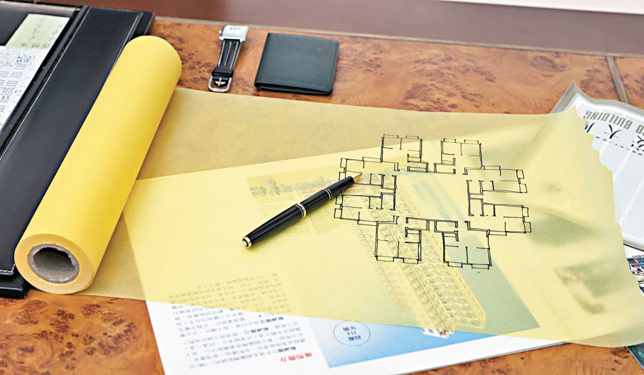 【黃色草稿紙】舊部憶述，李兆基自早年開始便親力親為參與樓盤設計，常與建築師深入研討細節。其辦公桌上總備有建築師常用的黃色草稿紙，一筆一畫勾勒出以人為本的居住藍圖，見證李兆基的匠人精神。
