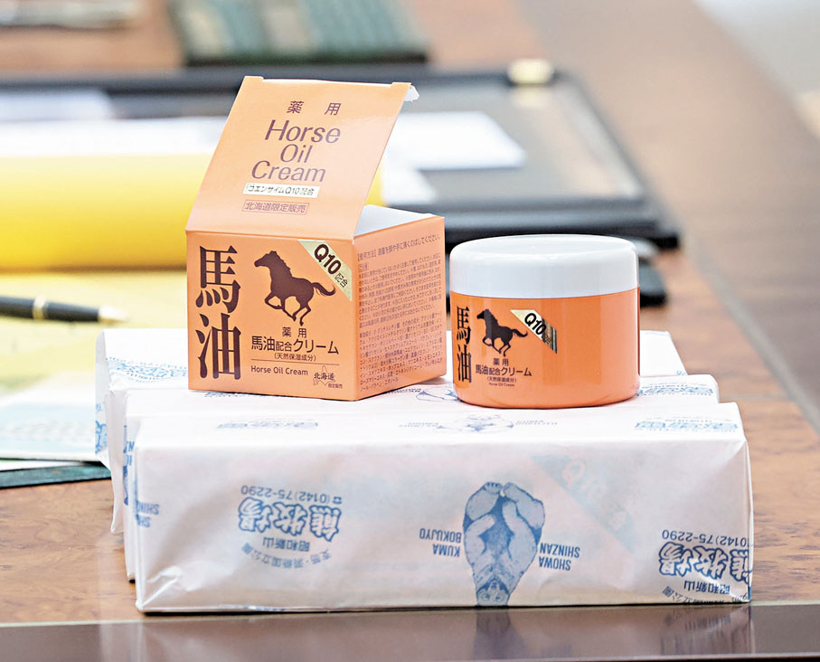 【馬油】被全港大眾熟知的「馬油」軼事：李兆基因愛用這款平民護膚品，不僅贈予員工朋友，更附上使用指南。雖非名貴卻包裝精緻。友人常言每年定會收到這份暖心禮，簡單心意更勝千金。物輕情重，小物承載的分享精神，體現其待人處世之道。