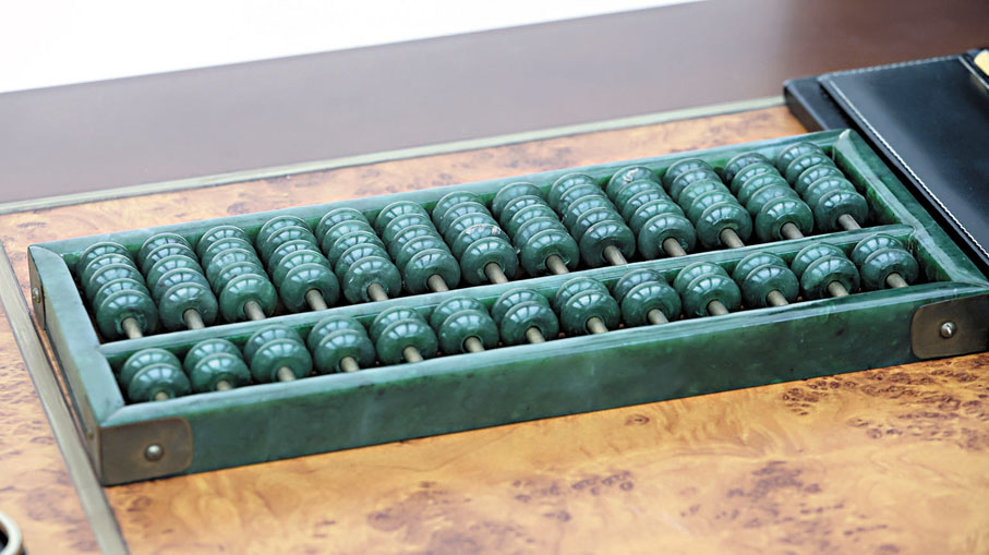 【玉算盤】李兆基馳騁商海多年，以精打細算著稱商界。舊部憶述李兆基辦公時除了使用現代的電子計算器，有時還會使用傳統算盤，劈啪作響的算珠聲在辦公室迴蕩。職員憶述，有一次會議文件「計漏一條數」，在別人拿出電子計算器的時間，李兆基就已飛速使用算盤計算出這條數，足見他的計算功底，和將傳統智慧融入現代商業的獨特能力。