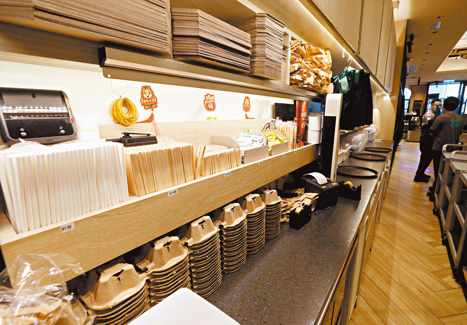 ●「走塑令」實施一年，鄭健表示，業界基本上全部均轉用合規的替代品。資料圖片