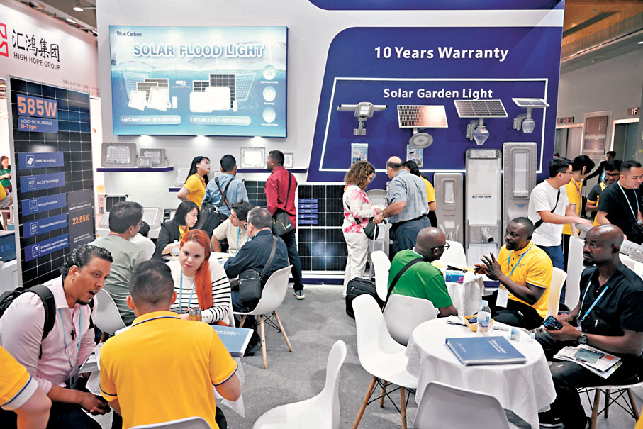 ●經濟韌性成為中方反制的底氣關鍵。圖為4月16日，在第137屆廣交會新能源展區，境外採購商在一展位參觀諮詢。  資料圖片