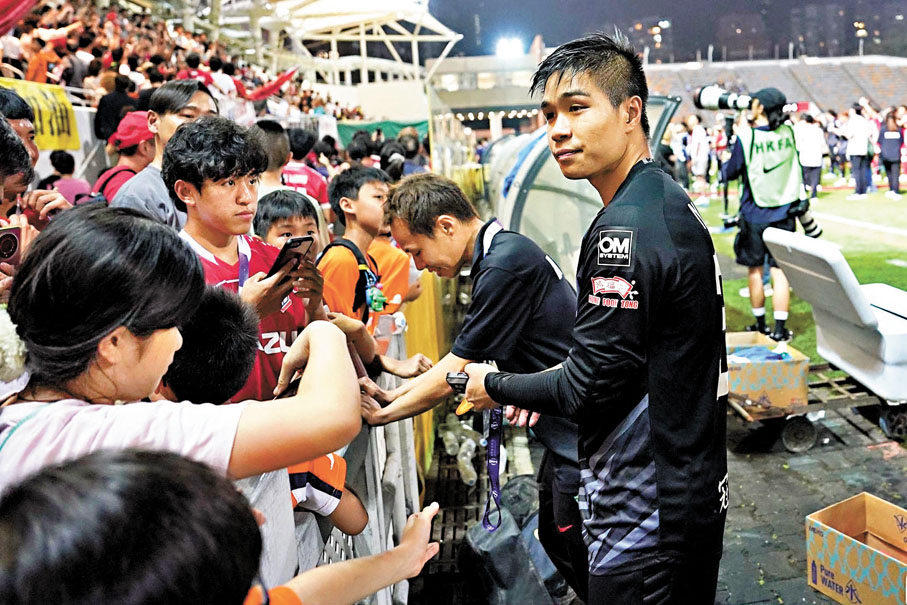 ●南區門將顏翱天屢救險球。 香港文匯報記者葉詩敏  攝