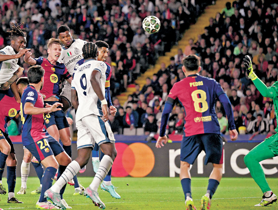 ●杜費斯（上排左三，白衫）為國米一度頂成3：2。  法新社