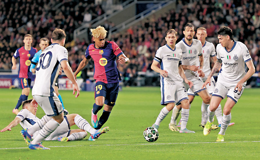 b06耶馬（右五，紅藍衫）以一己之力強行突破，國米要出動六人上前招呼。 路透社