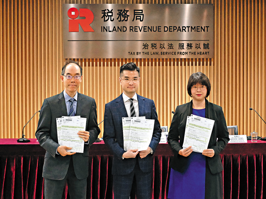 ●稅務局局長陳施維(中)、副局長梁建華(左)、陳順薇(右)昨日向傳媒介紹2024至2025財政年度稅收情況。 香港文匯報記者涂穴 攝