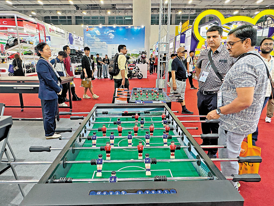 ●桌遊、玩具、遙控車……廣交會三期的玩具展區有各種各樣的玩具。香港文匯報記者盧靜怡  攝