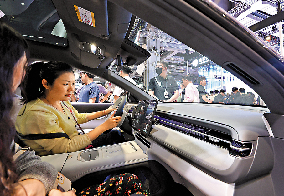 ●參觀者在第二十一屆上海國際汽車工業展覽會的小鵬G6展車內體驗車載智能系統。 新華社