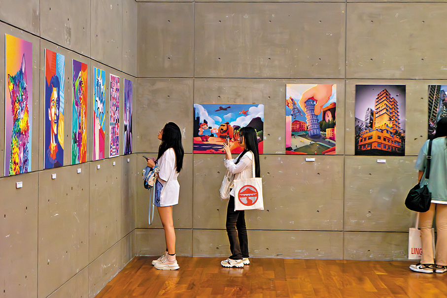 ●圖為課程學生參觀畫展。 嶺大供圖