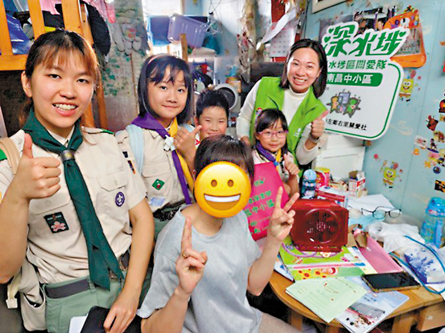 ●南昌中關愛隊聯同香港童軍總會九龍地域年輕義工探訪劏房住戶與長者。 作者供圖