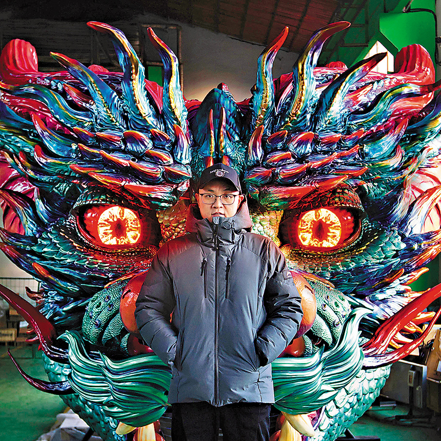 ●肖迪創作的巨獸不計其數,他身後正是作品金陵辟邪。