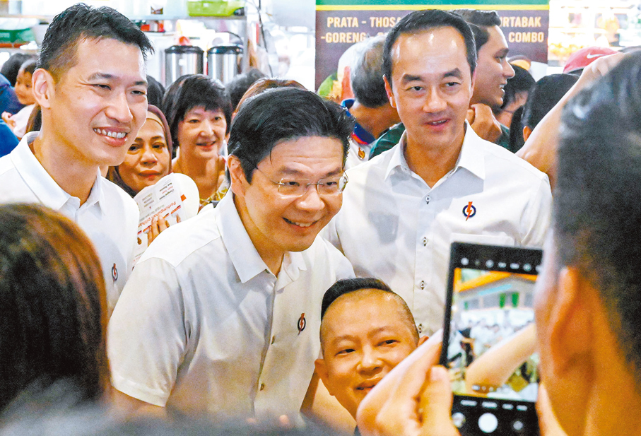 ●黃循財（前）與支持者合照。 法新社