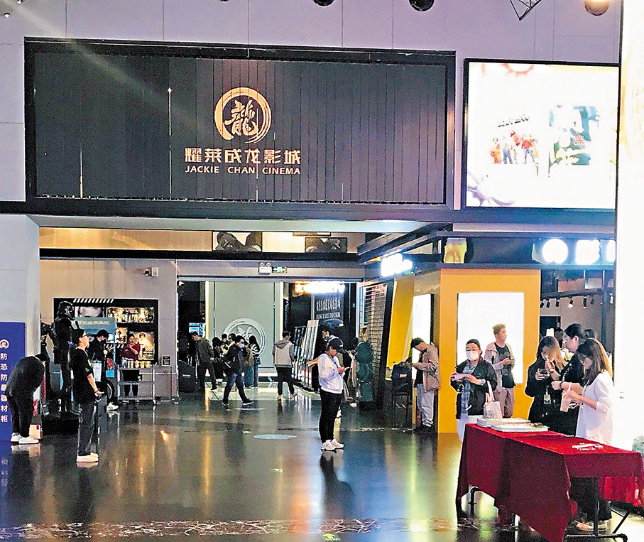 ●前來觀影的民眾絡繹不絕。 李暢 攝