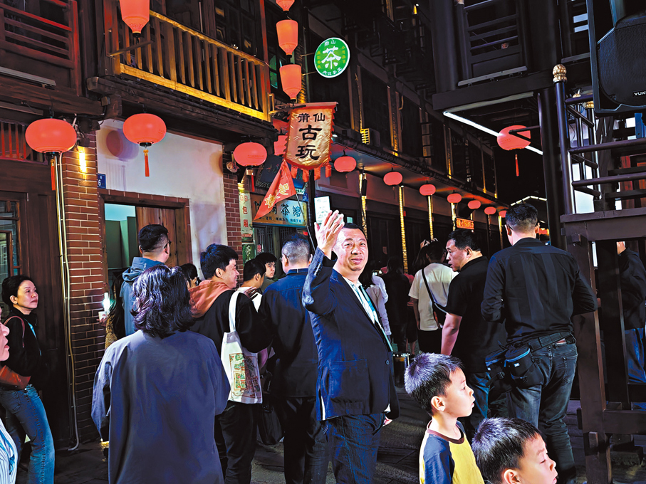 ●方叔叔親自帶隊介紹家鄉興化古街夜景。
