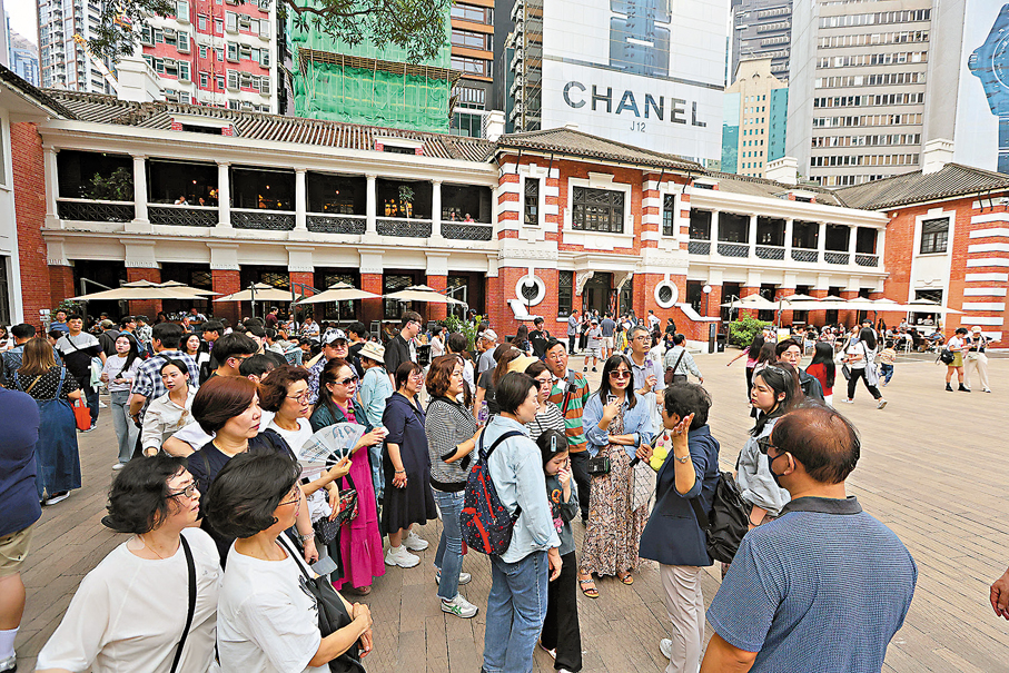 大館吸客 ●眾多旅客在「大館」參觀遊覽。 報記者曾興偉 攝